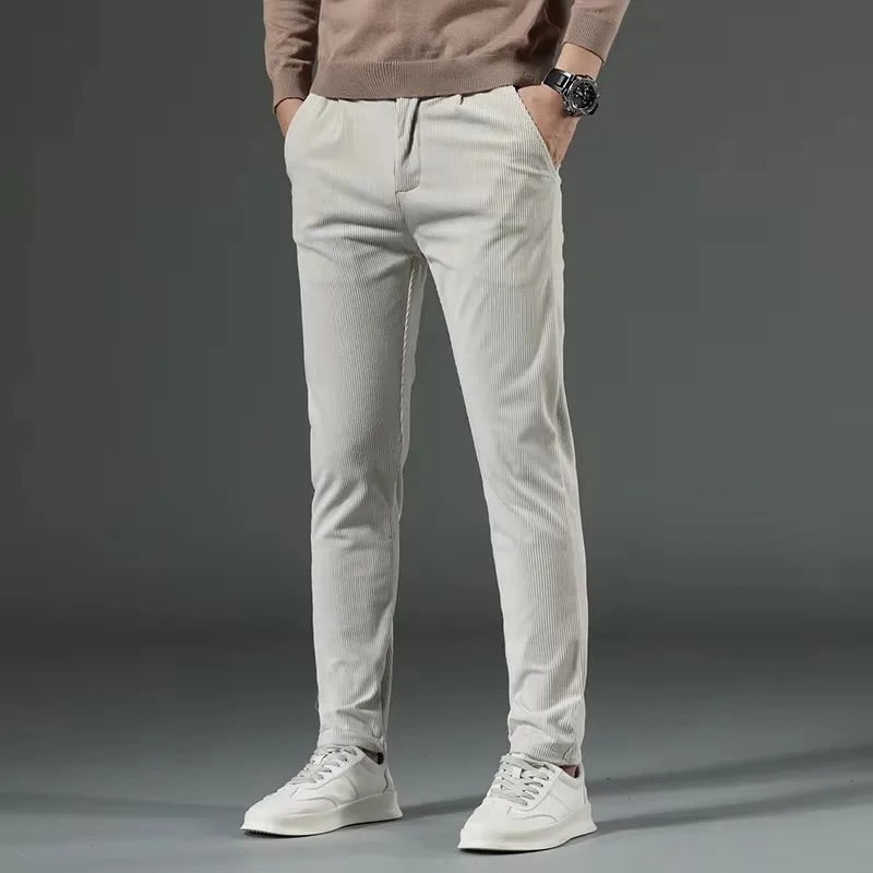 Pantaloni da uomo slim fit affusolati, casual ed eleganti, per un comfort duraturo e un look curato.