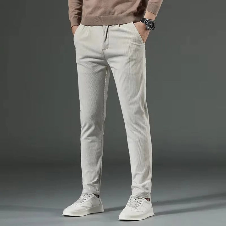 Pantaloni da uomo slim fit affusolati, casual ed eleganti, per un comfort duraturo e un look curato.