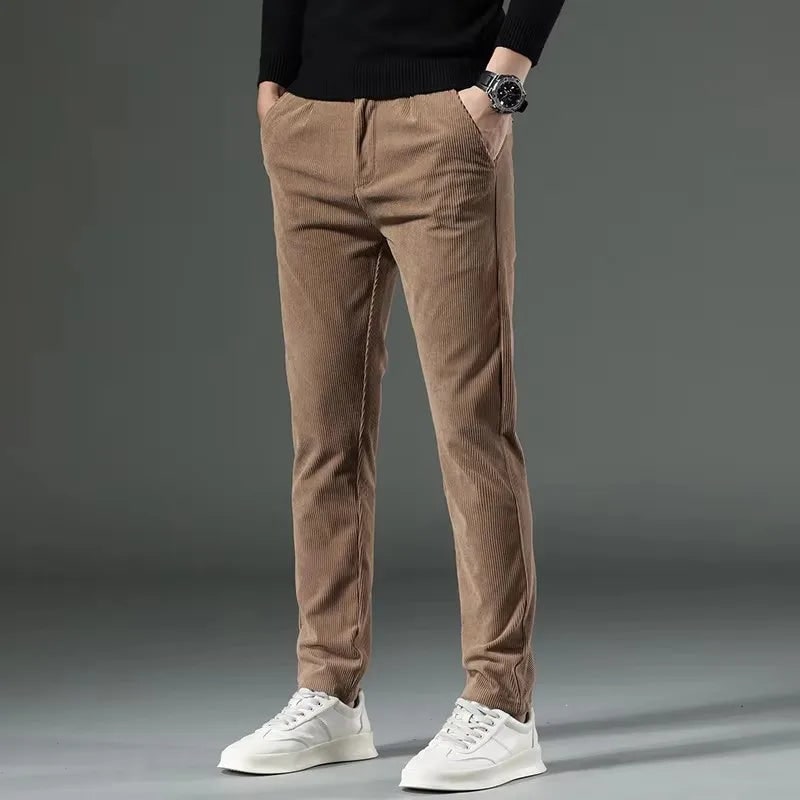 Versatili pantaloni uomo, vestibilità affusolata slim fit, ideali per occasioni casual o più formali.