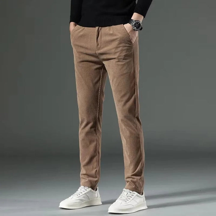 Versatili pantaloni uomo, vestibilità affusolata slim fit, ideali per occasioni casual o più formali.