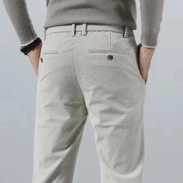 Look ufficio o tempo libero: pantaloni uomo casual eleganti, taglio slim fit affusolato, massima comodità.