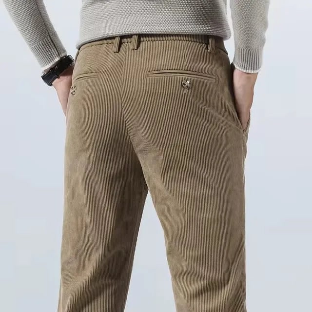 Pantaloni moda uomo, slim fit affusolati, perfetti per aggiungere un tocco di eleganza casual al tuo guardaroba.
