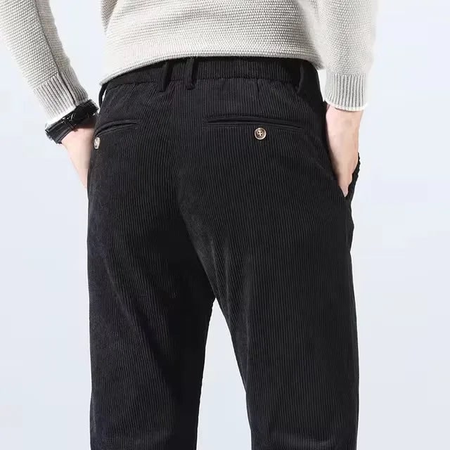 Eleganza e comfort: pantaloni da uomo casual slim fit affusolati, ideali per ogni stagione e occasione.
