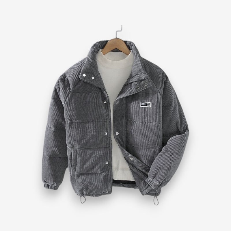 Piumino uomo caldo e trapuntato, con collo alto. Offre comfort e stile per l'abbigliamento esterno invernale e autunnale.