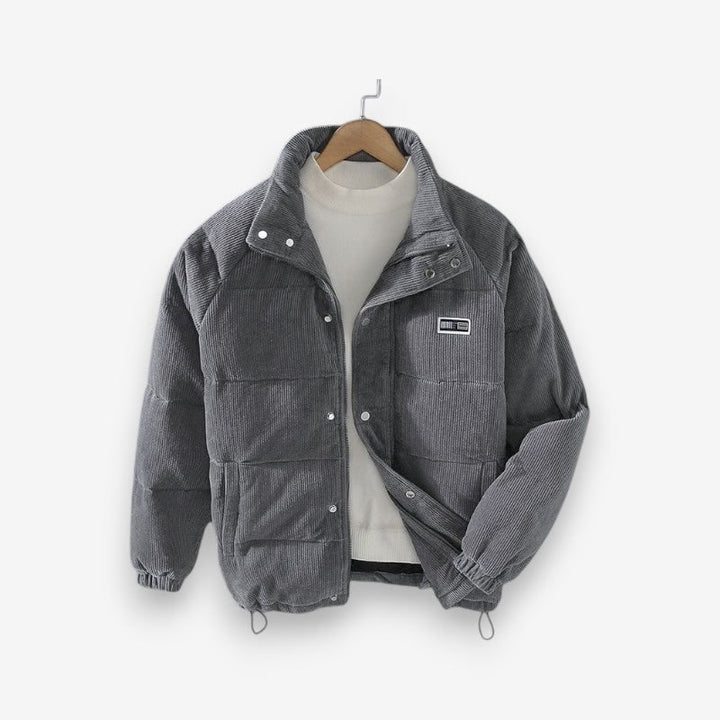 Piumino uomo caldo e trapuntato, con collo alto. Offre comfort e stile per l'abbigliamento esterno invernale e autunnale.