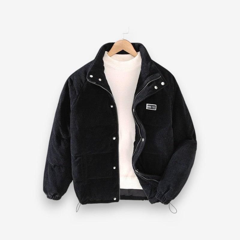 Giacca uomo versatile trapuntata con collo alto. Un capo resistente e caldo per la moda casual e elegante in inverno.