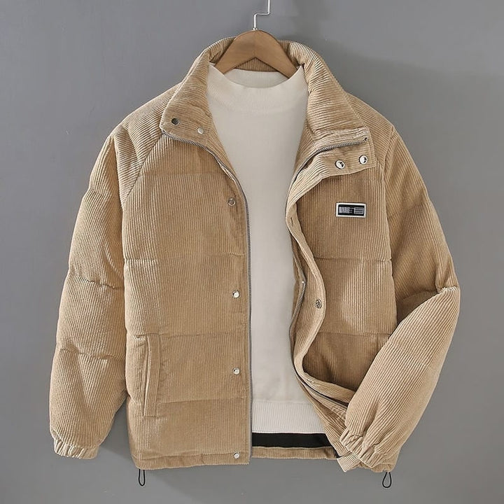 Dettaglio collo alto su giacca piumino uomo trapuntata. Perfetta per il freddo, combina stile e comfort per l'inverno.