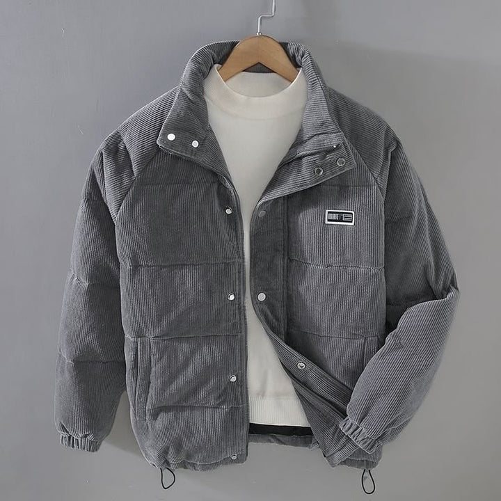 Moda uomo: giacca piumino trapuntata con collo alto. Capo invernale/autunnale resistente, caldo ed elegante per ogni occasione.