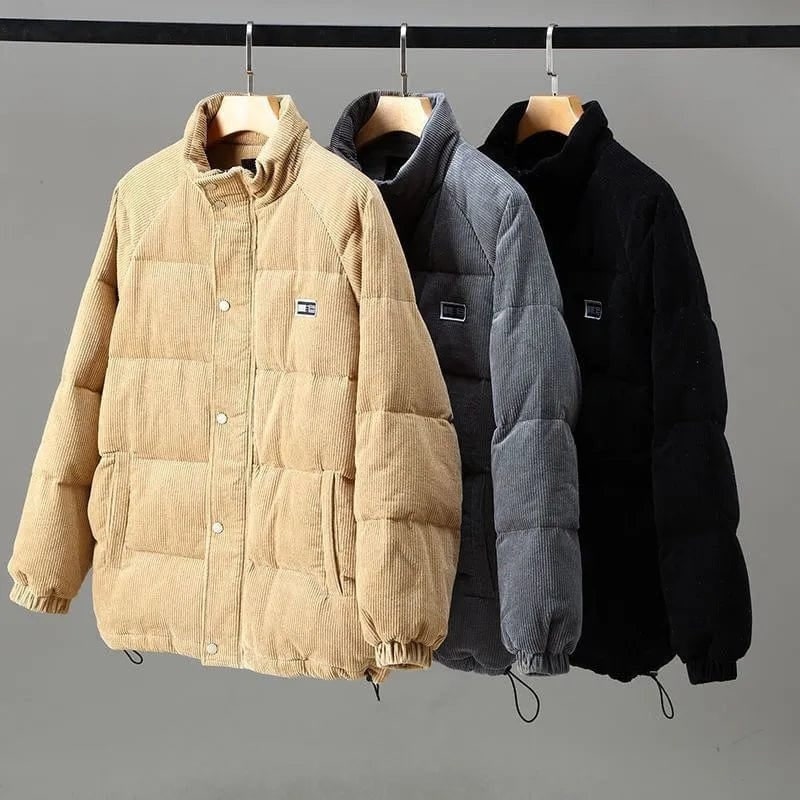 Abbigliamento esterno: giacca uomo piumino trapuntata con collo alto. Calda, elegante e versatile per autunno/inverno.