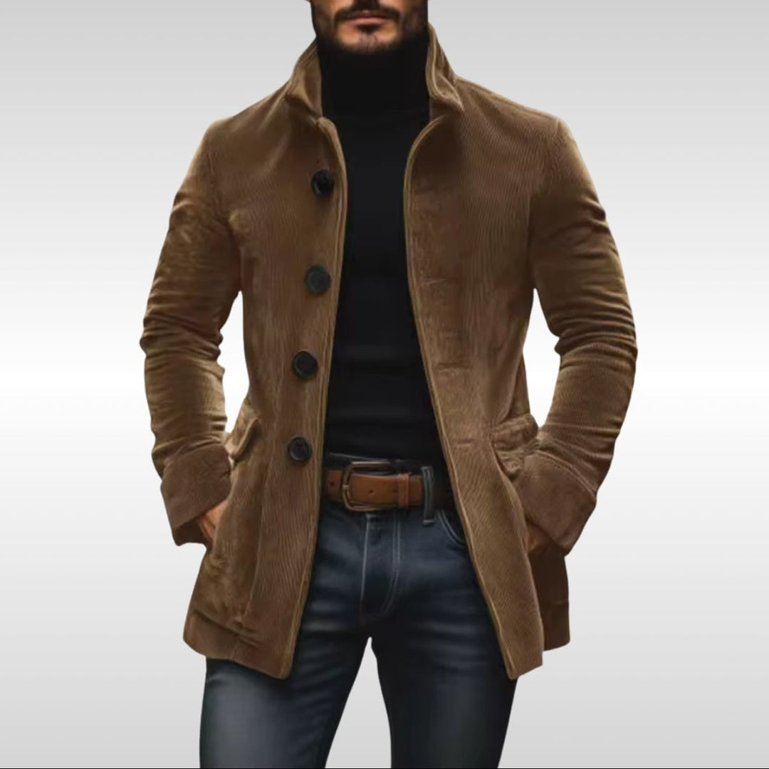 Cappotto uomo impermeabile slim fit, ideale per outerwear autunnale e invernale, con collo alto protettivo.