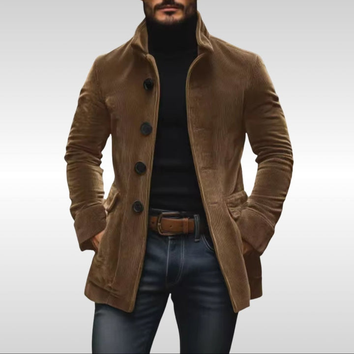 Cappotto uomo impermeabile slim fit, ideale per outerwear autunnale e invernale, con collo alto protettivo.