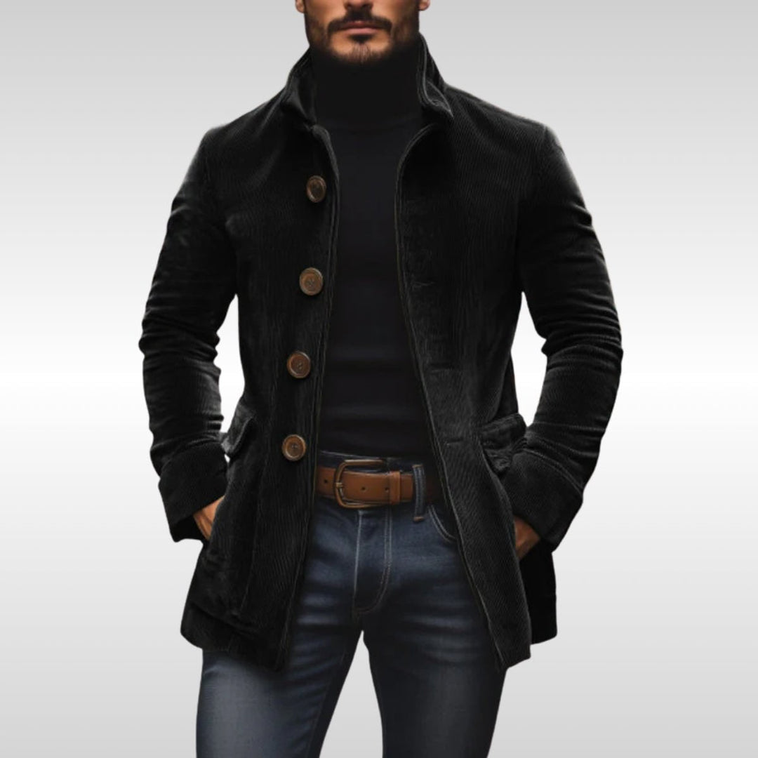 Elegante giacca impermeabile uomo, vestibilità slim e collo alto, ideale per look casual chic in inverno.