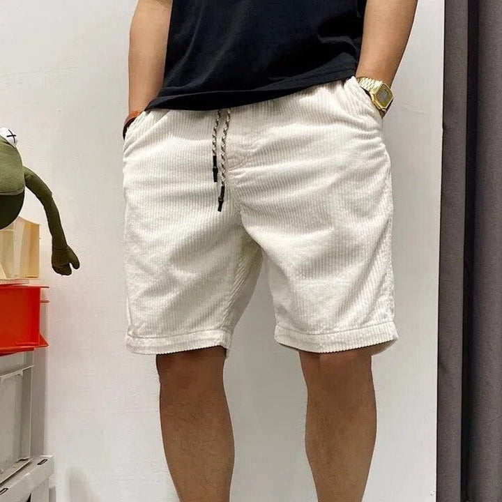Moda uomo estiva: pantaloncini casual con orlo risvoltato e coulisse, un must per un look rilassato e cool.