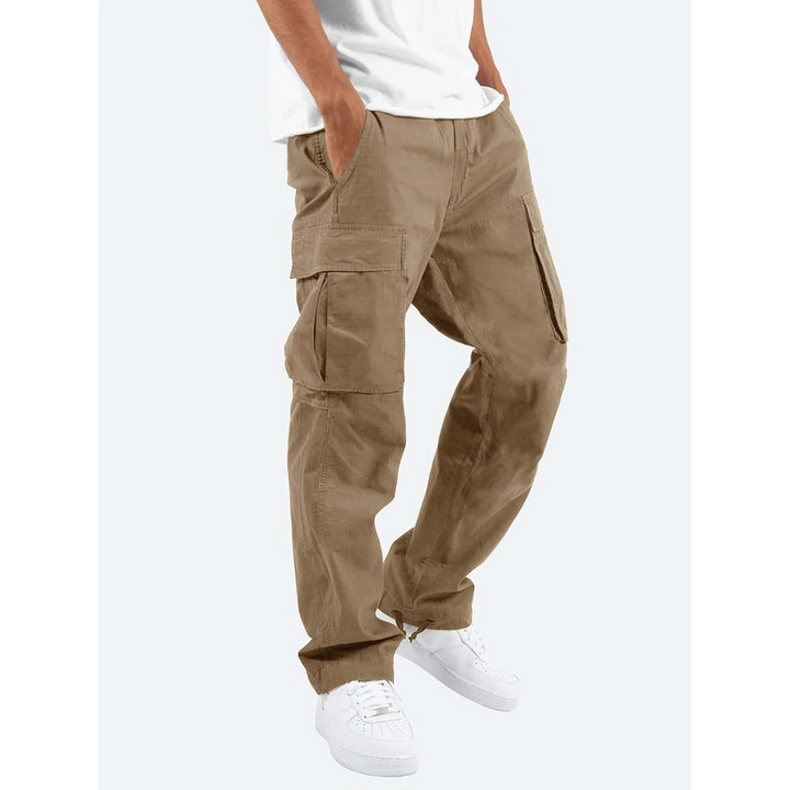 Uomo indossa pantaloni cargo casual rilassati. Ideali per comfort quotidiano e moda uomo versatile con tasche utili.