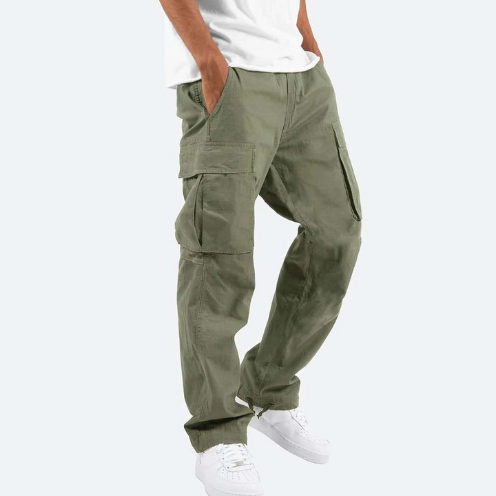 Pantaloni cargo uomo in tessuto resistente per abbigliamento casual. Design moderno e tasche ampie per funzionalità.