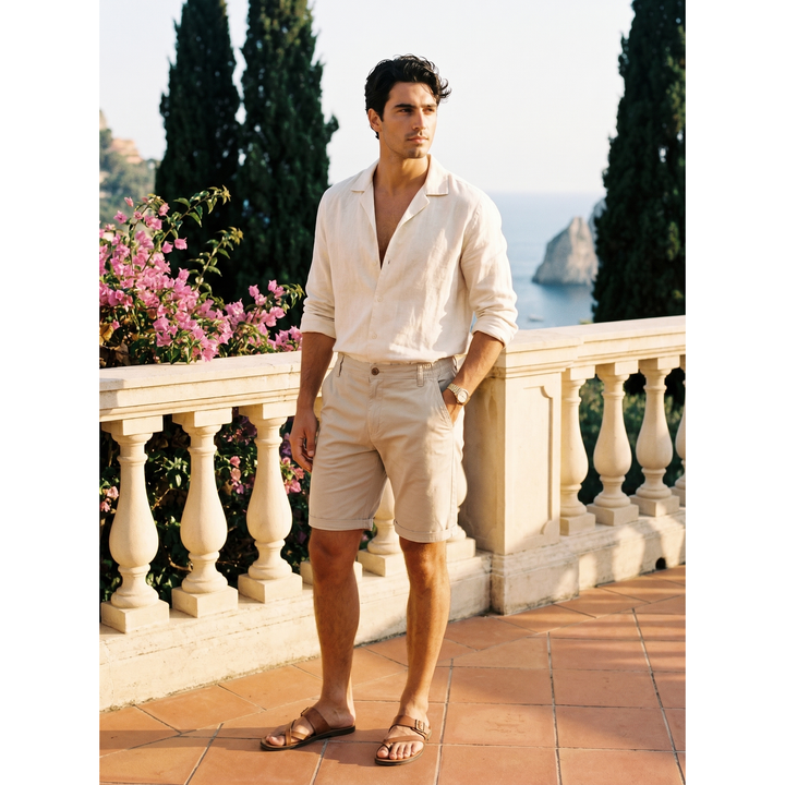 Pantaloncini chino uomo comodi e versatili, ideali per un outfit estivo casual sopra il ginocchio.