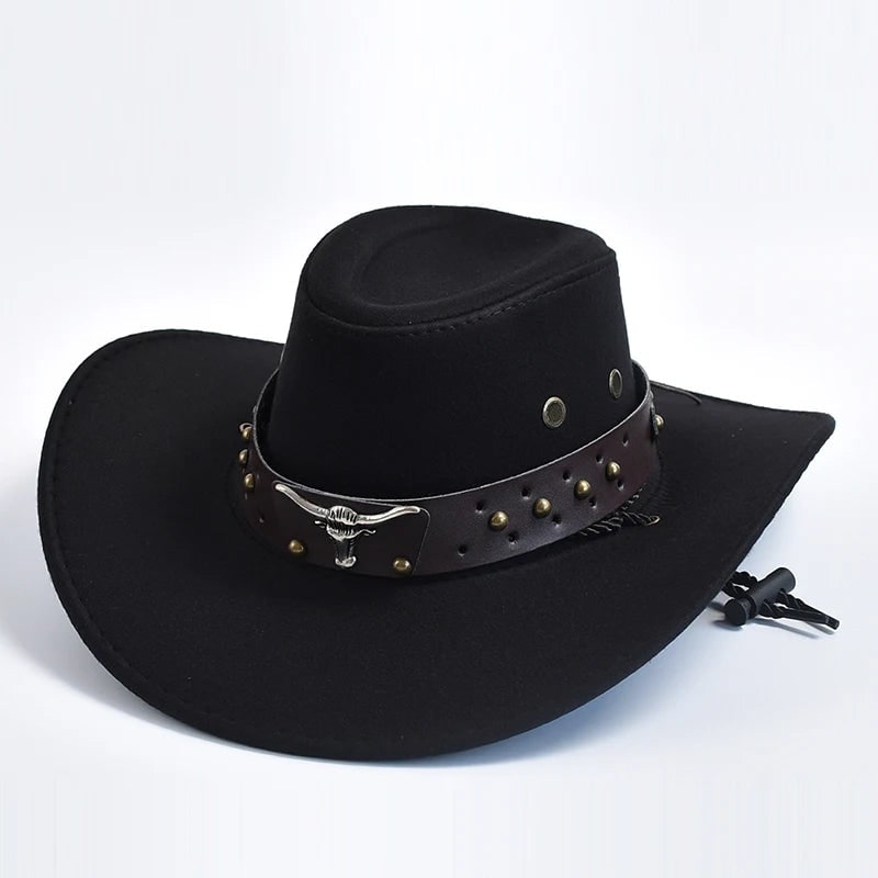 Cappello da cowboy marrone con tesa larga, fascia con borchie e sottogola per uomo, stile western autentico.