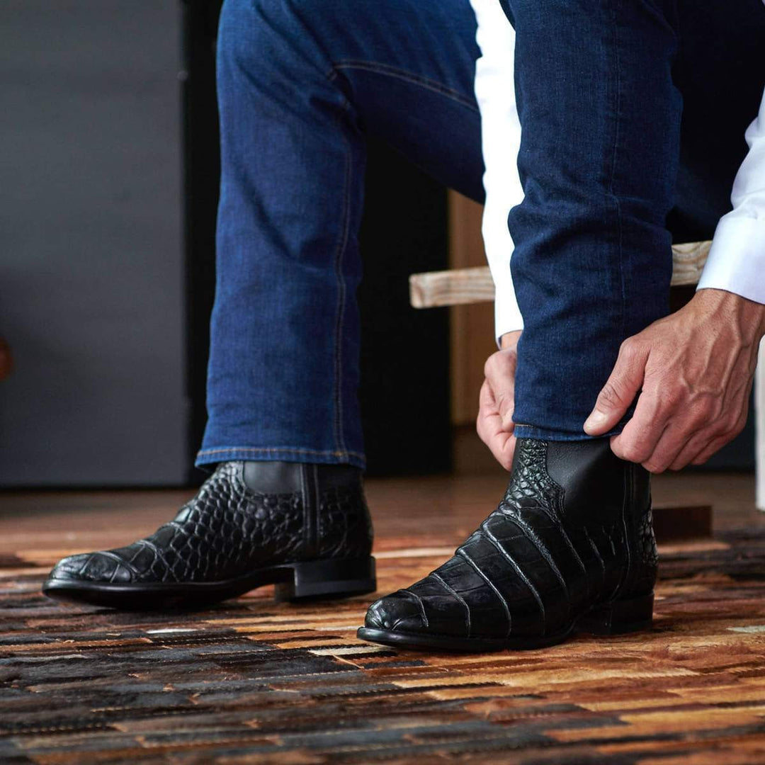 Stivali uomo roper marroni con stampa coccodrillo e punta tonda. Moda maschile stile western autentico.