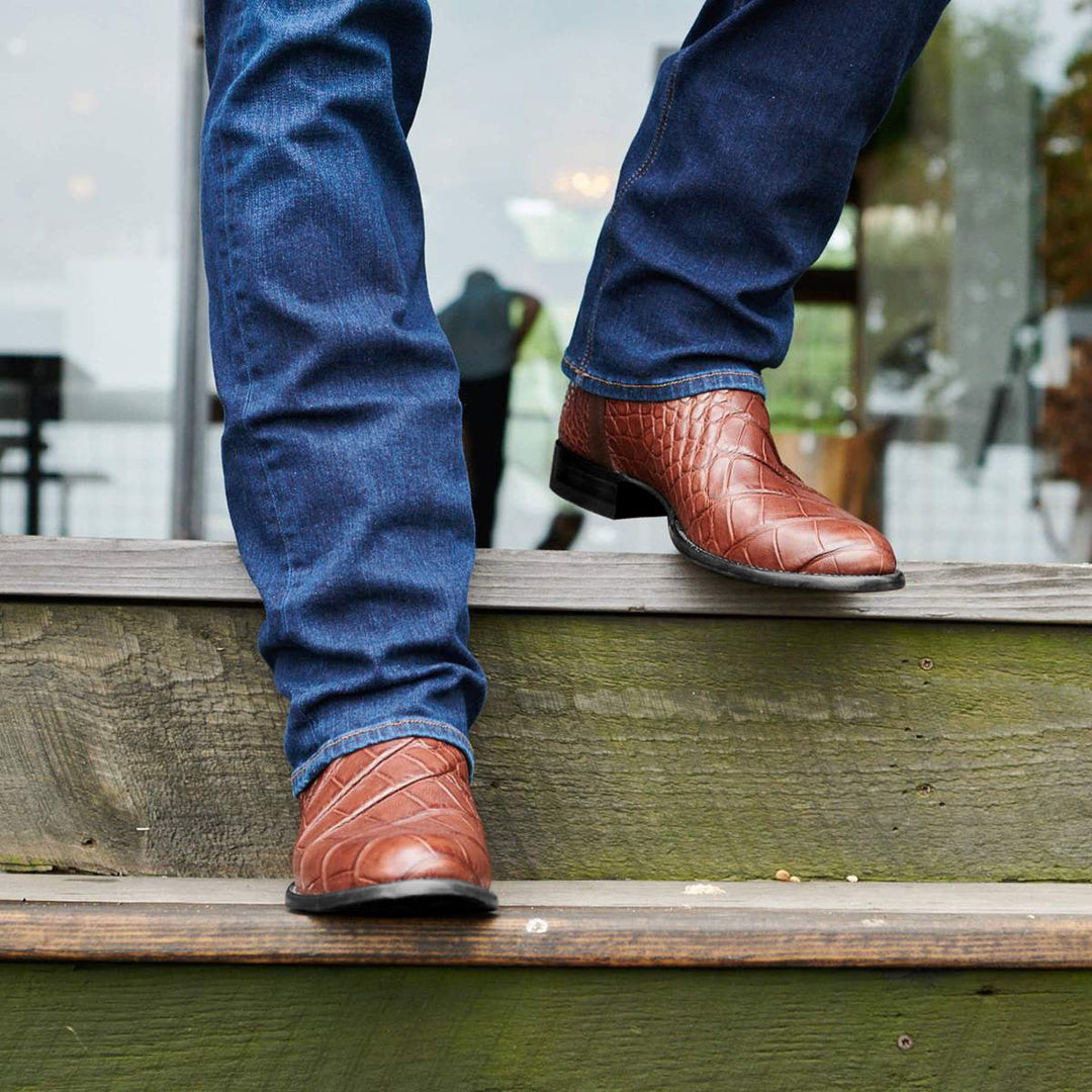 Stivali cowboy da uomo con punta tonda. Disponibili neri o marroni, con autentica stampa coccodrillo. Moda maschile.