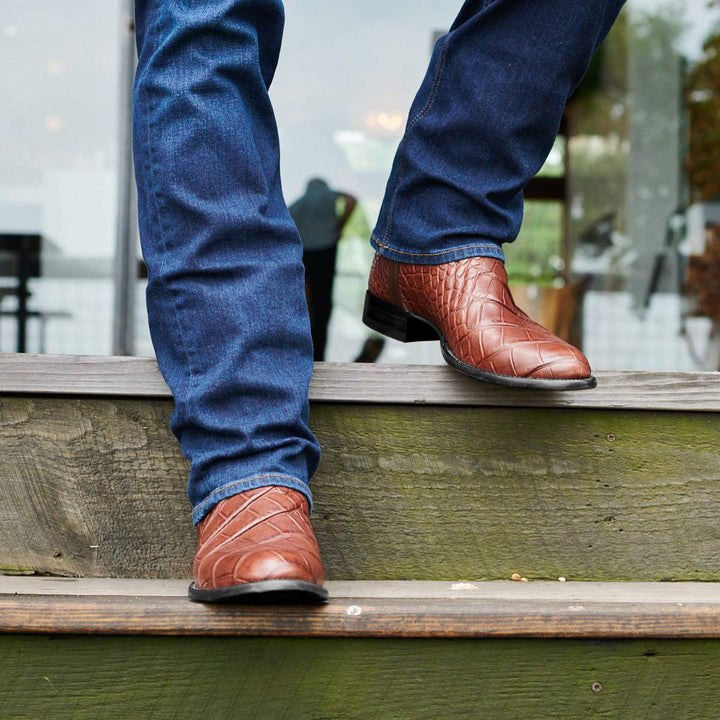 Stivali cowboy da uomo con punta tonda. Disponibili neri o marroni, con autentica stampa coccodrillo. Moda maschile.