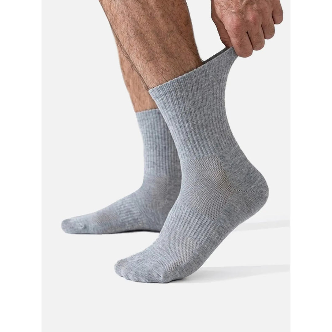 Calze crew uomo ammortizzate, ideali per sport e uso quotidiano. Offrono comfort e protezione al piede.
