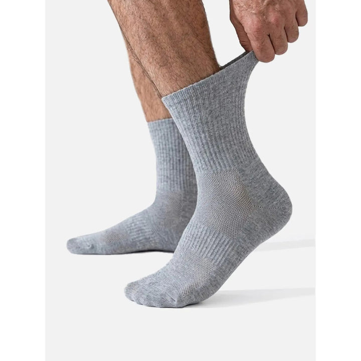 Calze crew uomo ammortizzate, ideali per sport e uso quotidiano. Offrono comfort e protezione al piede.