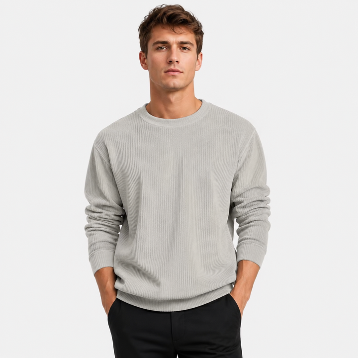 Uomo con maglione girocollo morbido, vestibilità ampia, look casual perfetto per la stagione fredda e il relax.