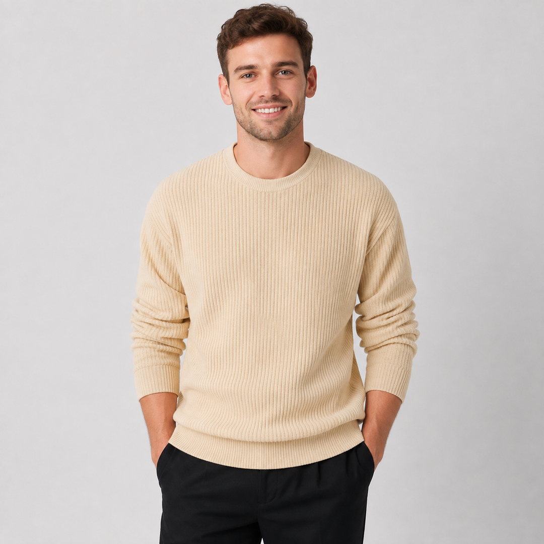 Primo piano trama di un maglione uomo a girocollo, maglia fine, vestibilità comoda, per look sofisticato.