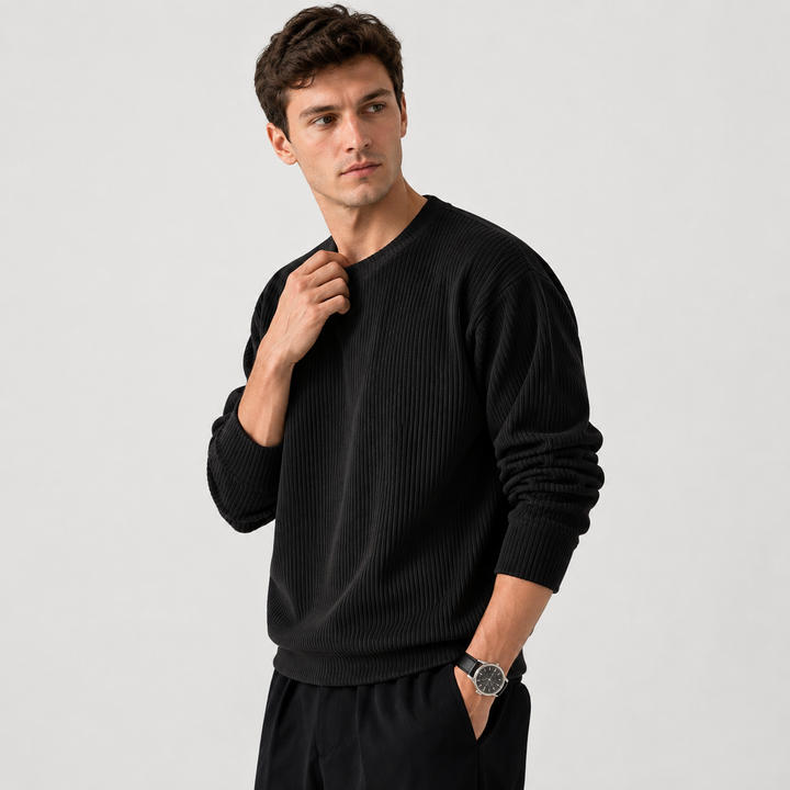 Uomo che indossa un maglione girocollo morbido, perfetto per il relax, vestibilità comoda e stile casual.
