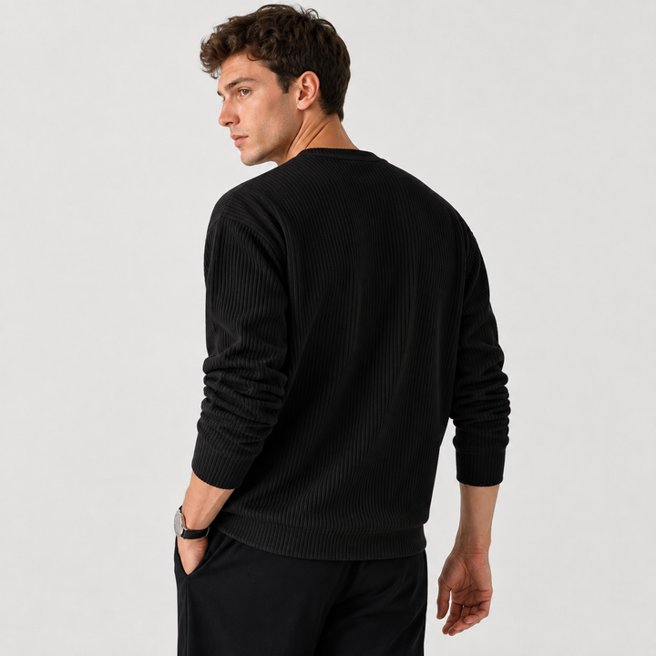 Maglione da uomo a girocollo in maglieria fine, vestibilità morbida, colore blu scuro, per comfort quotidiano.