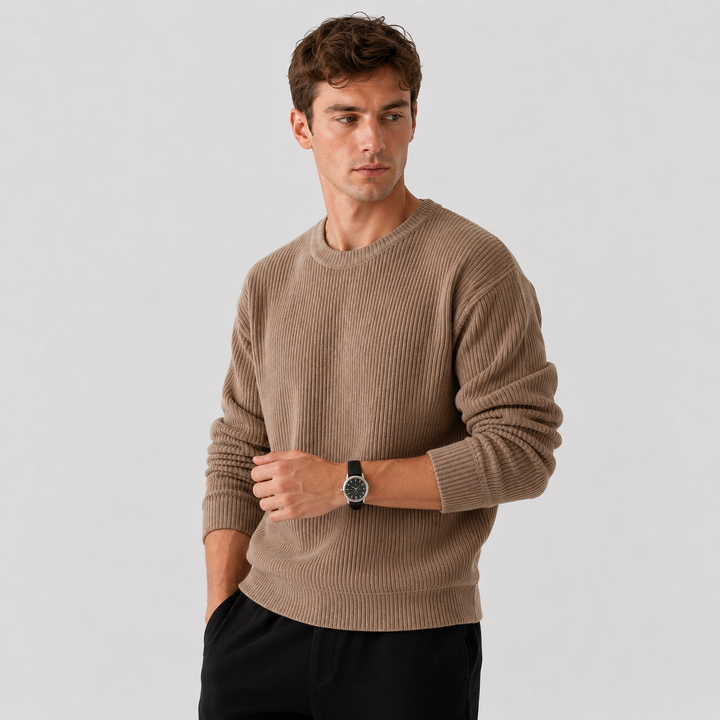Dettaglio collo a giro di un maglione uomo in maglieria, vestibilità morbida, colore neutro, comfort assicurato.