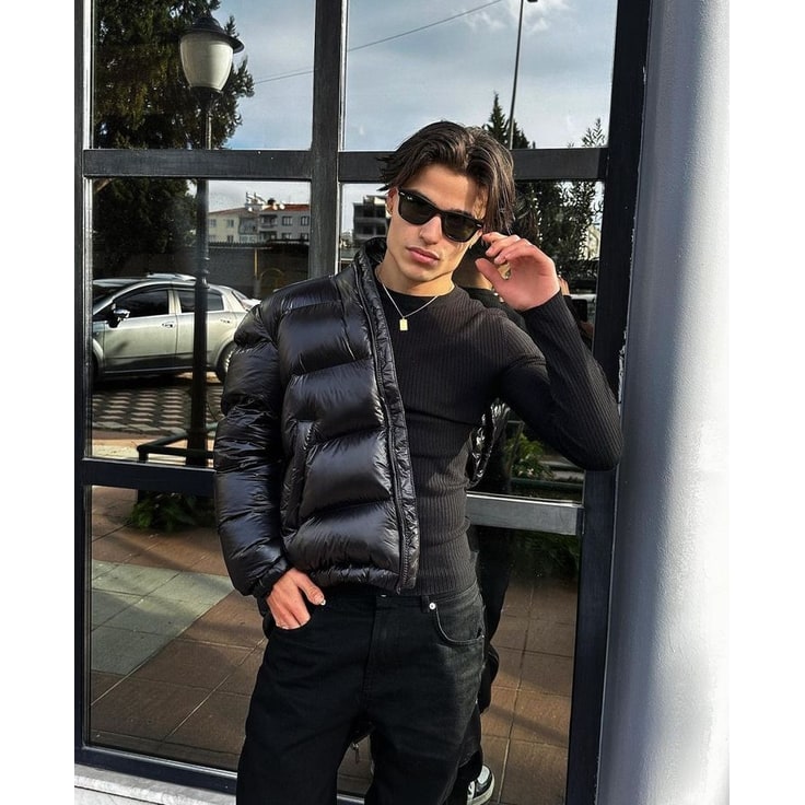 Giacca puffer uomo corta effetto lucido verde, ideale per look casual e moda inverno.