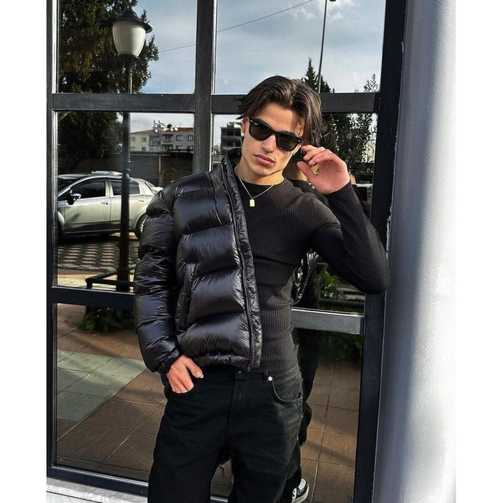 Giacca puffer uomo corta effetto lucido verde, ideale per look casual e moda inverno.