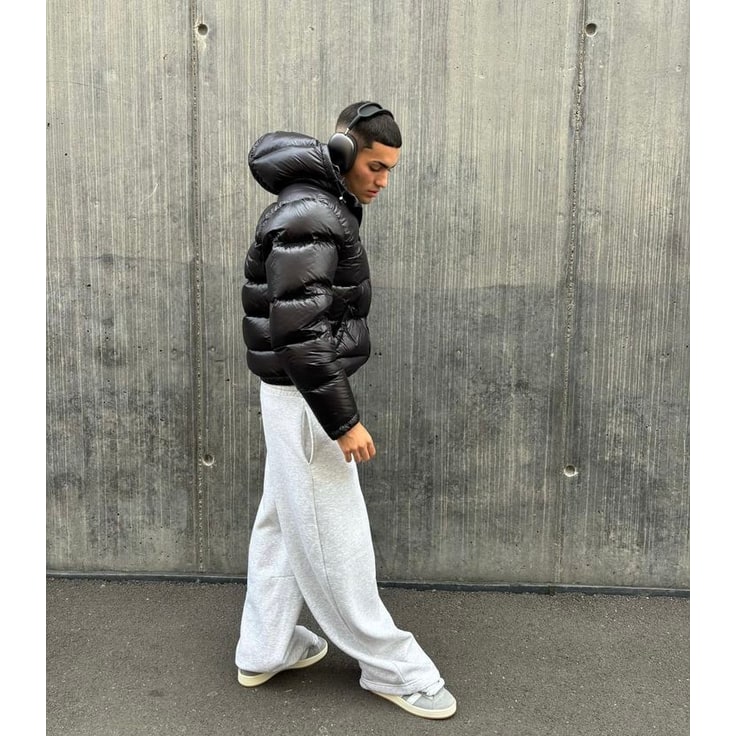 Giubbotto invernale uomo con cappuccio, corto e lucido, perfetto per il tuo stile streetwear.