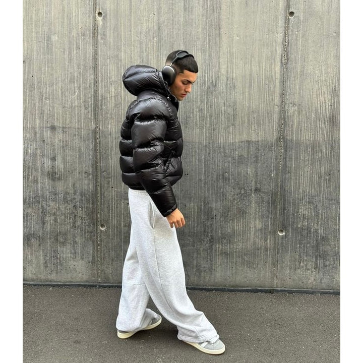 Giubbotto invernale uomo con cappuccio, corto e lucido, perfetto per il tuo stile streetwear.