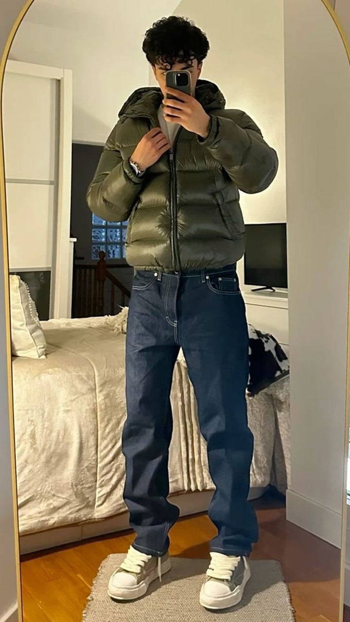 Piumino da uomo corto e lucido, con cappuccio, per un outfit casual o esterno alla moda.