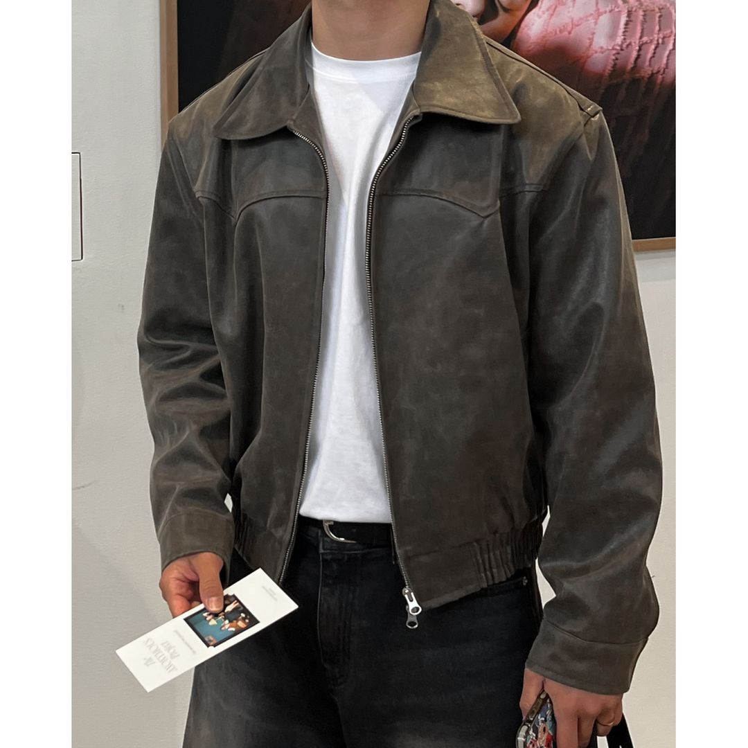 Giacca corta uomo blouson con zip e orlo elasticizzato. Stile moderno e casual, perfetta per un look dinamico.