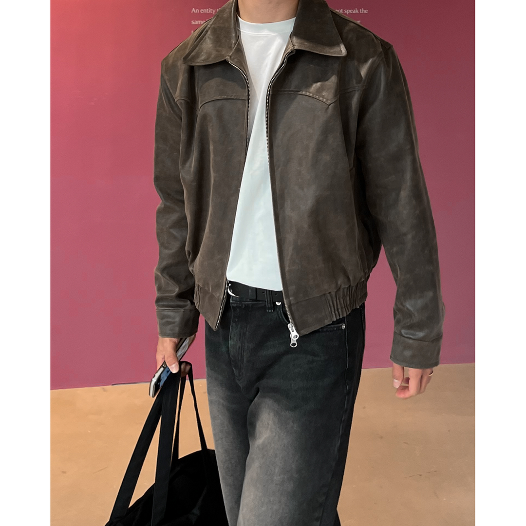 Giacca blouson uomo a taglio corto, con cerniera e orlo elasticizzato. Perfetta per la moda uomo contemporanea.