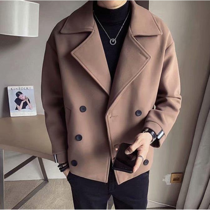 Trench corto doppiopetto uomo con rever classico e polsini a righe. Stile elegante e moderno per outwear autunnale.