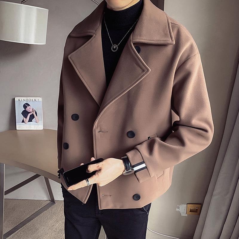 Cappotto corto doppiopetto da uomo, giacca casual elegante con rever e polsini a righe per moda maschile.