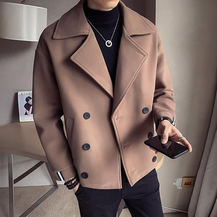 Trench uomo moderno con rever a lancia e dettagli polsini a righe. Capo versatile per abbigliamento autunnale.