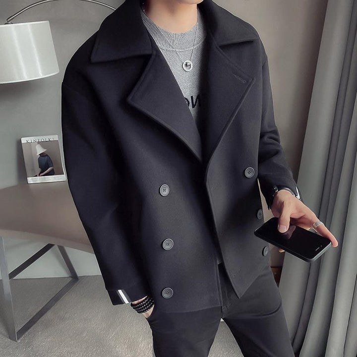 Giacca doppiopetto uomo, trench corto stile elegante e contemporaneo. Ideale per outwear maschile autunnale.