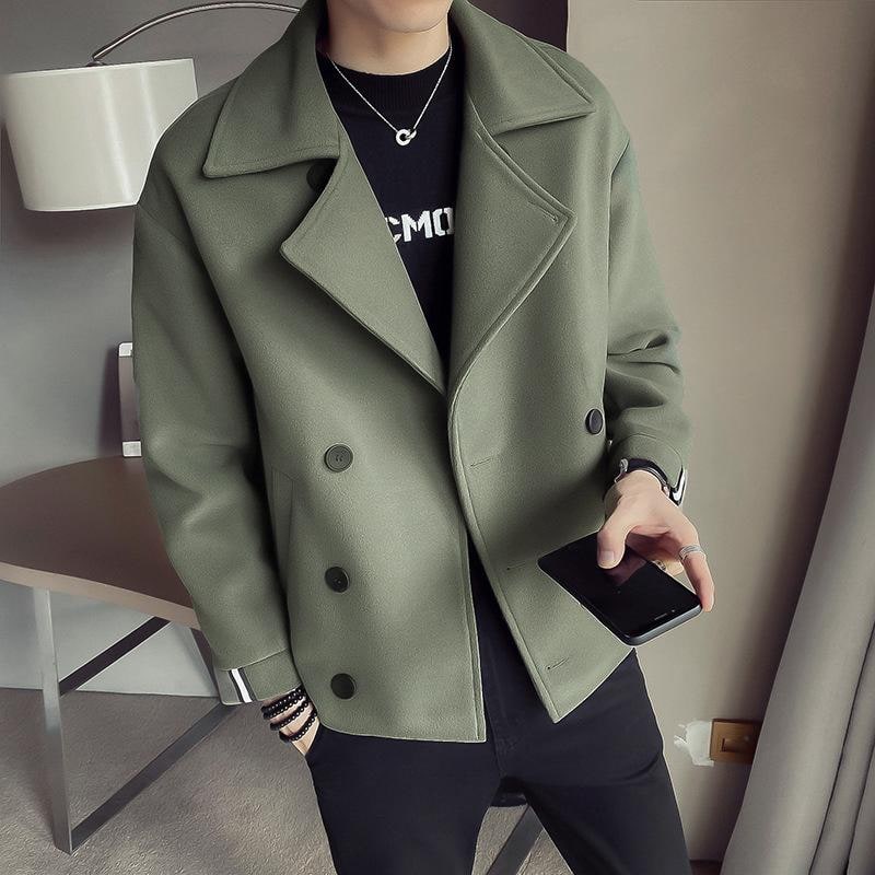 Outwear uomo: trench corto doppiopetto con vestibilità rilassata. Giacca casual versatile con polsini a righe.