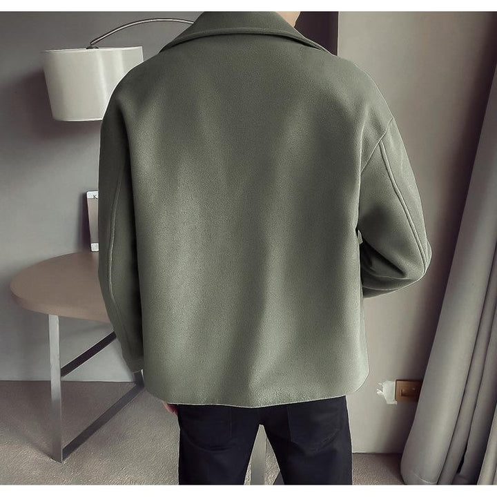 Elegante trench corto da uomo con rever e polsini a righe. Giacca doppiopetto per stile maschile autunnale.