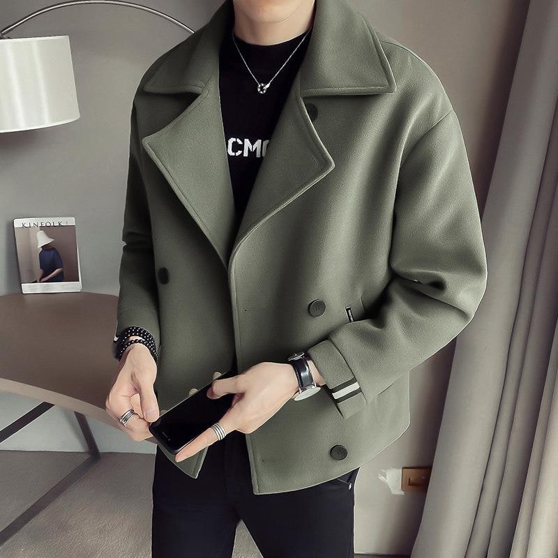 Trench doppiopetto uomo, corto e moderno, con polsini a righe. Perfetto per un look casual o elegante.