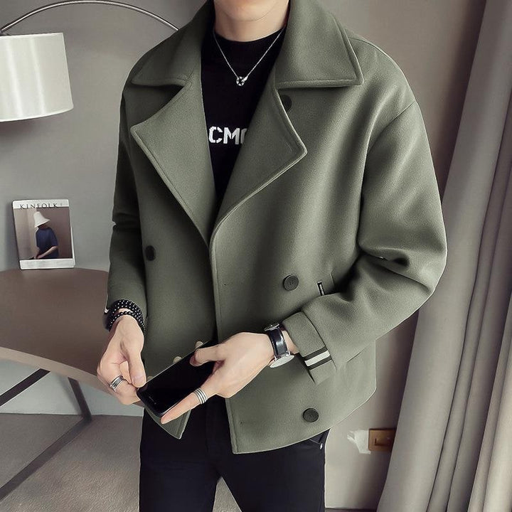 Trench doppiopetto uomo, corto e moderno, con polsini a righe. Perfetto per un look casual o elegante.
