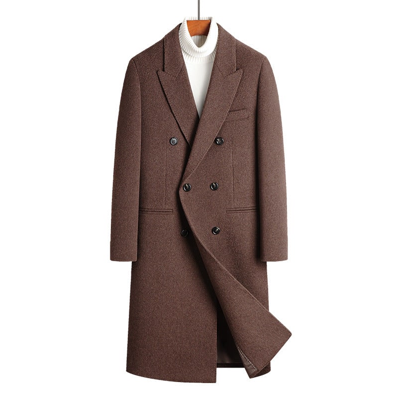 Soprabito uomo doppiopetto elegante con revers a lancia, ideale per look formali e business.