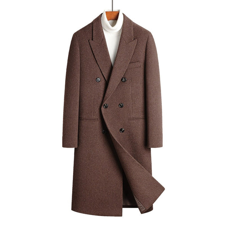 Soprabito uomo doppiopetto elegante con revers a lancia, ideale per look formali e business.