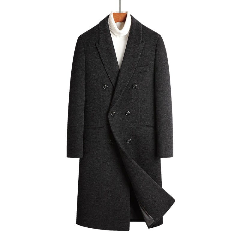 Soprabito maschile doppiopetto con distintivi revers a lancia, per un'eleganza formale e di classe.