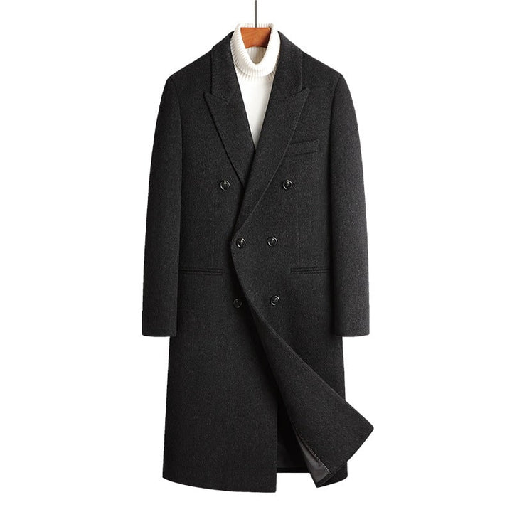 Soprabito maschile doppiopetto con distintivi revers a lancia, per un'eleganza formale e di classe.